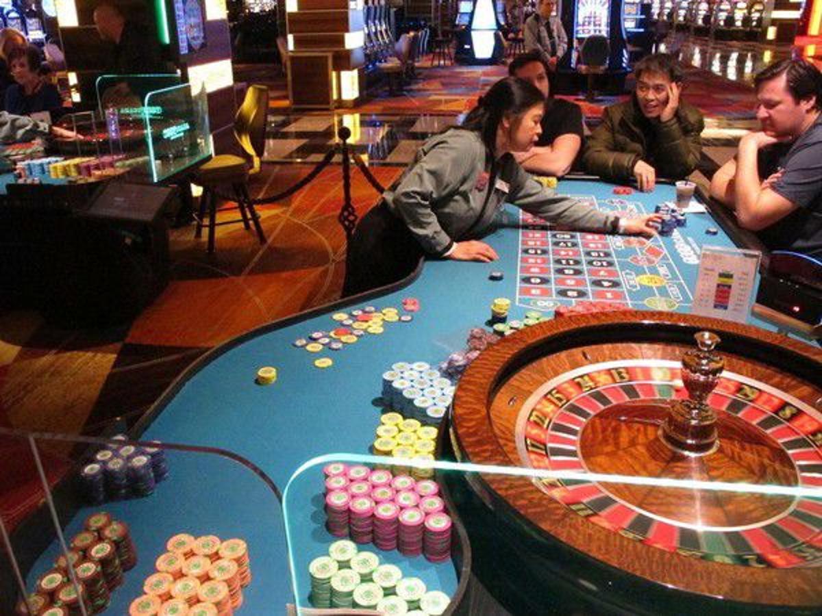 Khám Phá Poker Là Gì Và Tại Sao Nó Được Yêu Thích?
